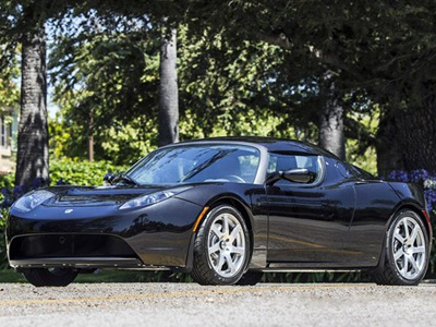 Σε δημοπρασία το Tesla του George Clooney